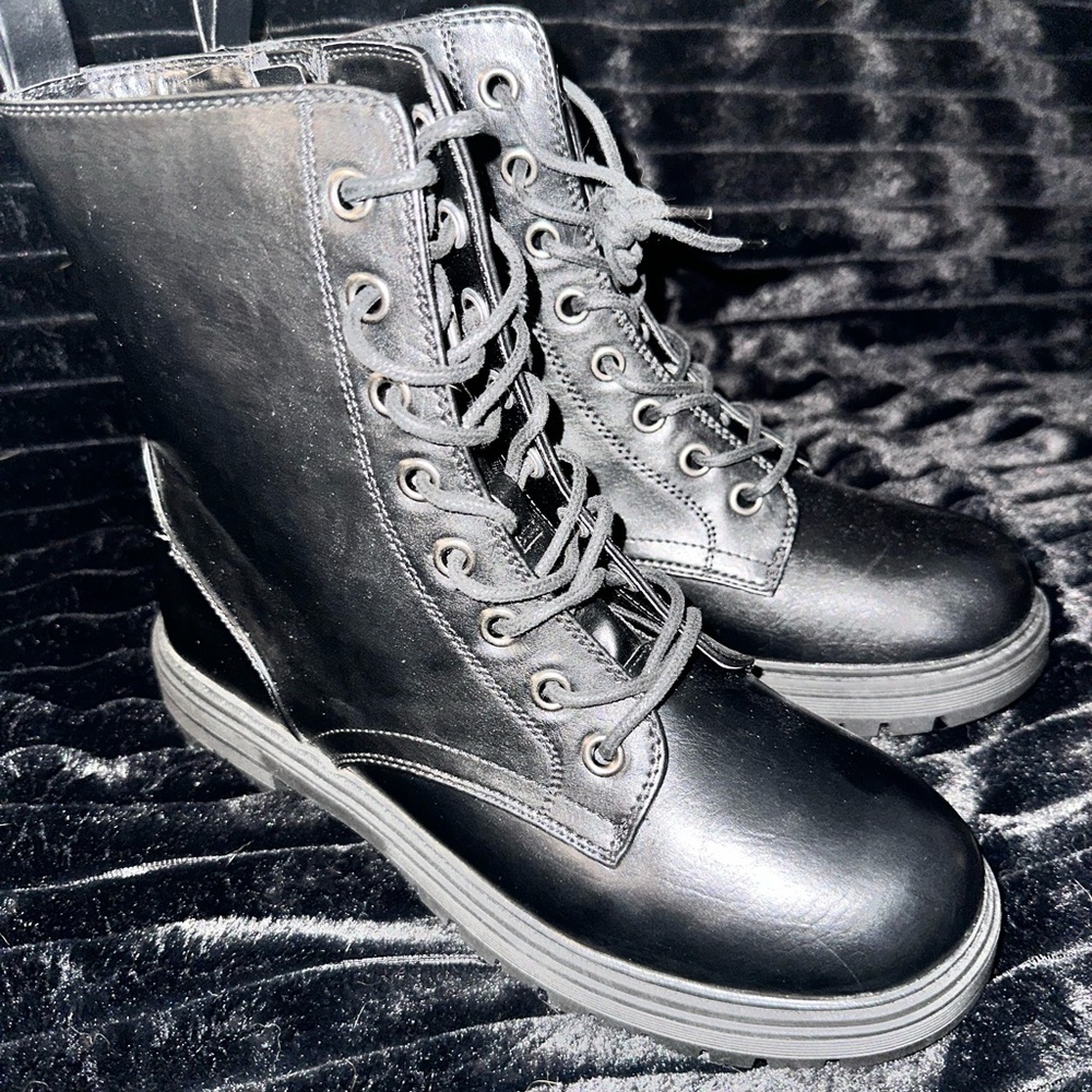 Black women’s combat boots- size 9